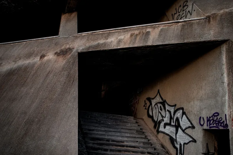À bout touchant : quand la micro-performance urbaine supprime toute distance entre l'art et le corps