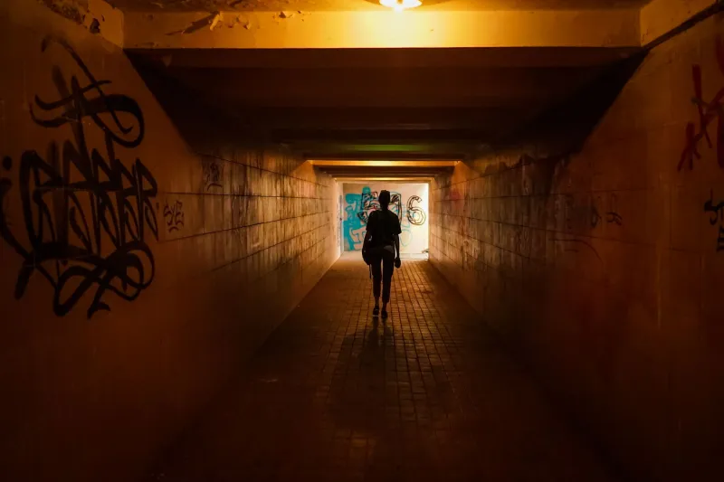 Dans les caves qui tremblent : le labeur secret des collectifs qui préparent la tempête