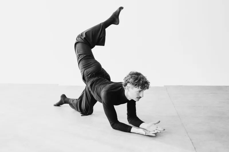 Chair rebelle, geste interdit : quand la danse avant-garde fracasse les conventions