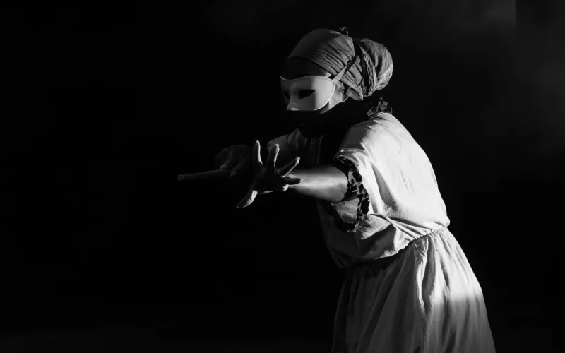 Visages effacés, forces déchaînées : l'art du masque comme acte de résistance